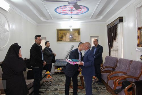 اهدا لوح تقدیر و هدیه از طرف مدیریت و کارکنان پایگاه آمل به آقای علی سینا بهزادی 