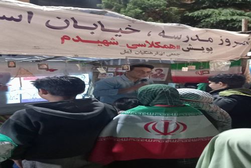 حضور کارشناسان پایگاه آمل در خیابان و کنار مردم و ارائه آموزش های بهداشتی و آشنایی با بیماری هاری و راههای کنترل آن
